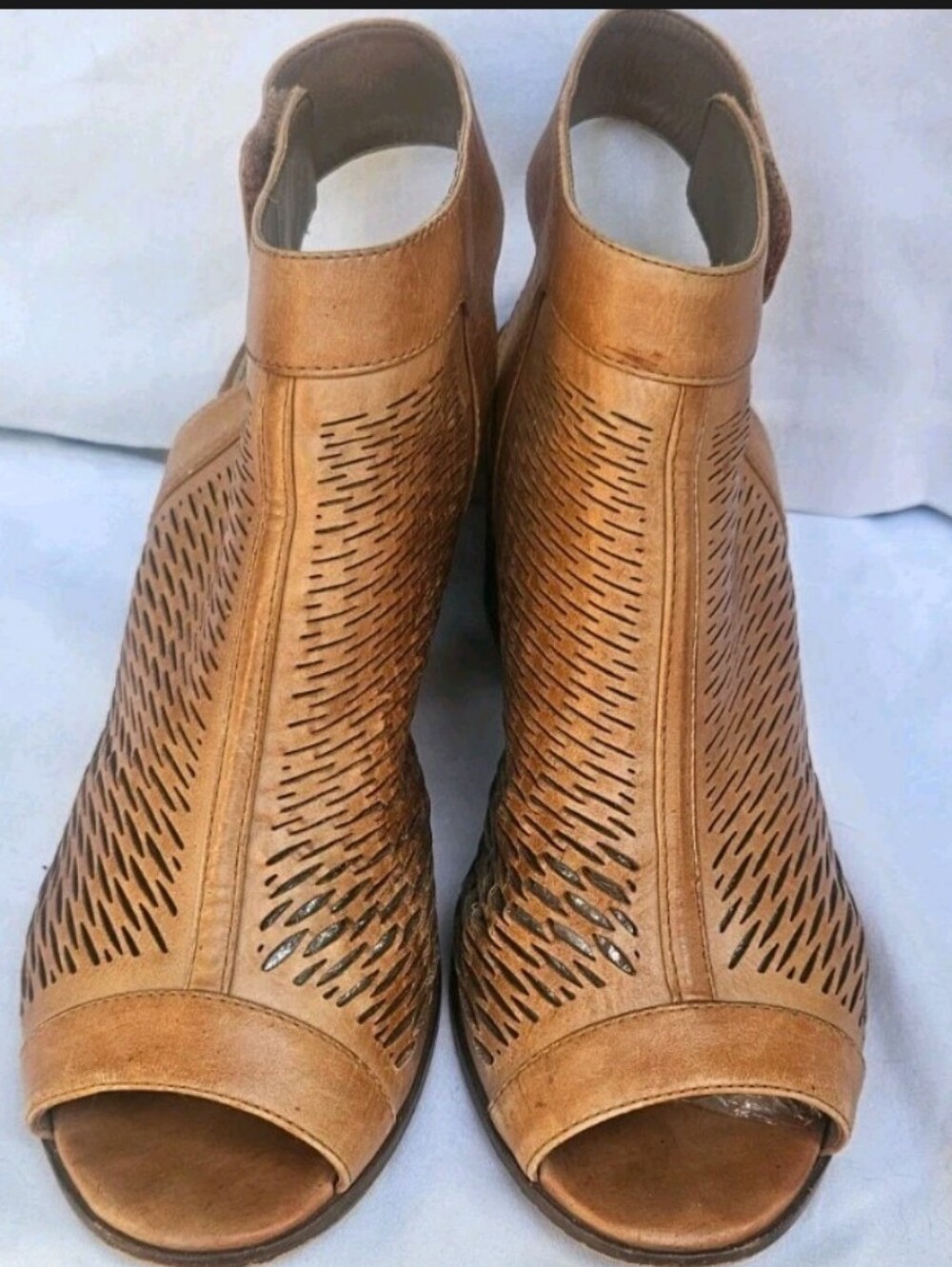 Vince Camuto Lavette Laser Cut Cognac Brown Leather Sandals Wmns 7.5M Block Heel